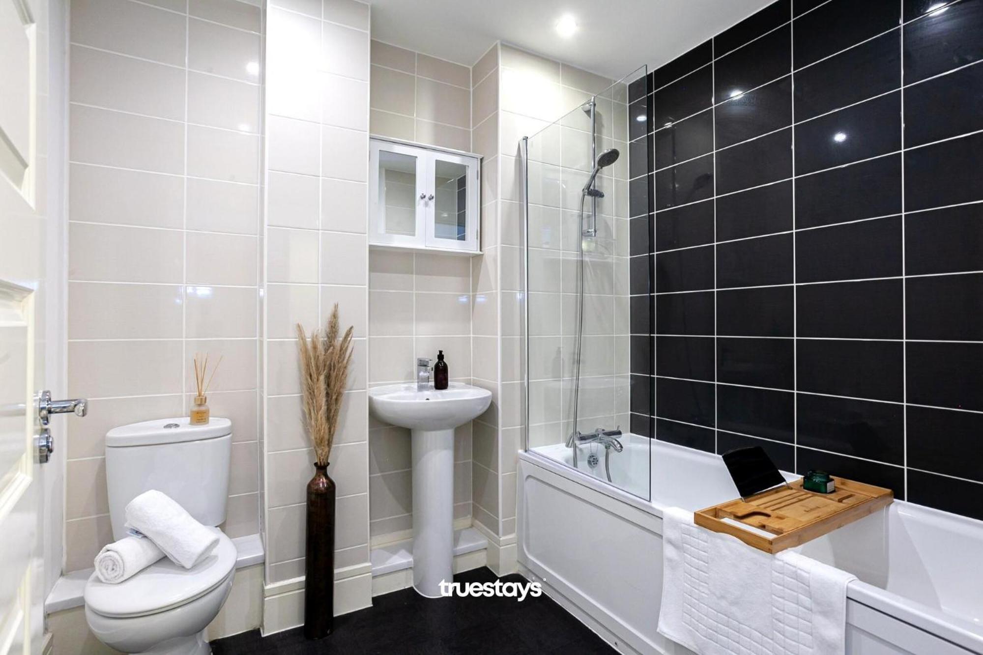 Ambassador House By Truestays - Luxury 4 Bedroom House In Stoke-On-Trent Etruria Exterior foto