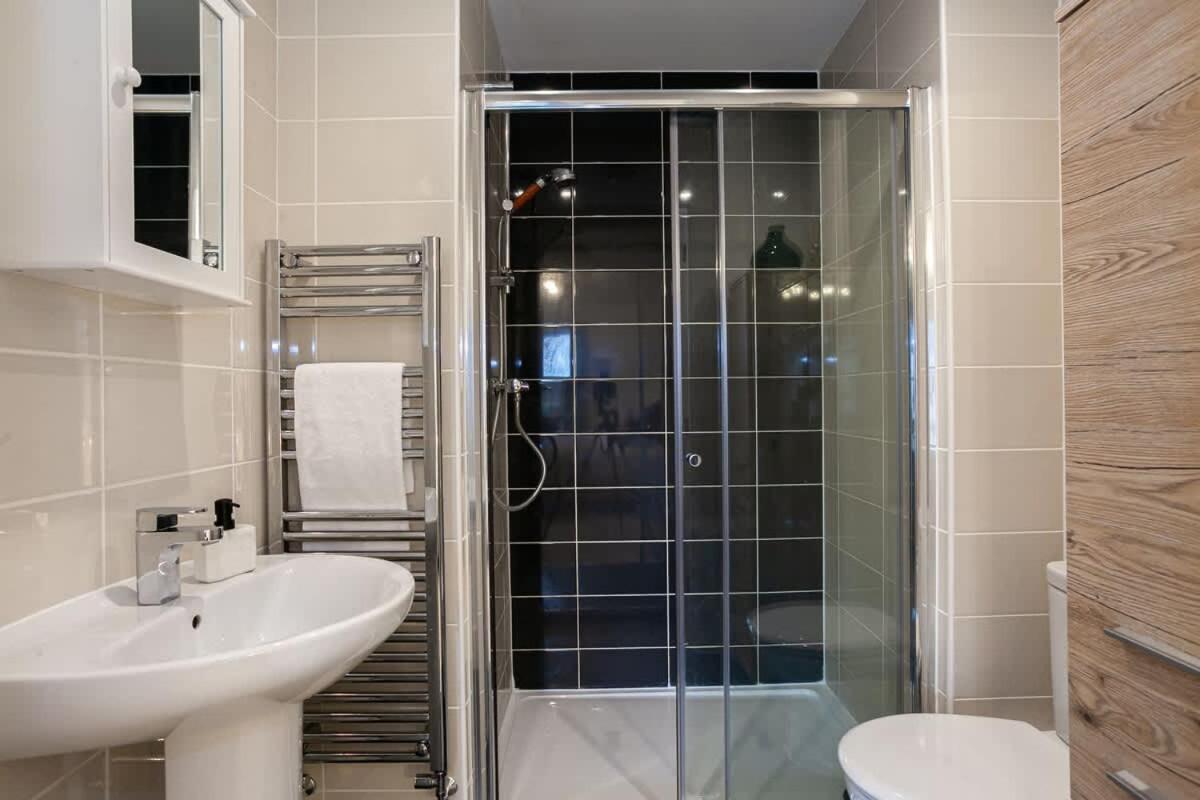 Ambassador House By Truestays - Luxury 4 Bedroom House In Stoke-On-Trent Etruria Exterior foto