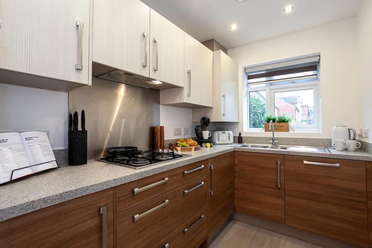 Ambassador House By Truestays - Luxury 4 Bedroom House In Stoke-On-Trent Etruria Exterior foto